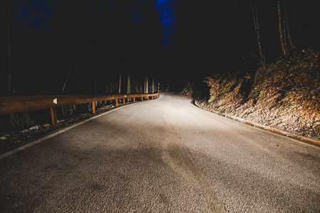 夜间山路上一辆汽车的大灯