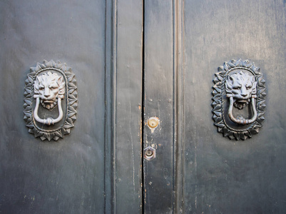 狮子头门环上旧木门照片