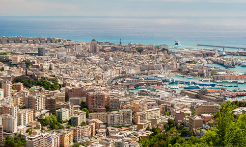 热那亚市中心看到从附近山丘的鸟瞰图