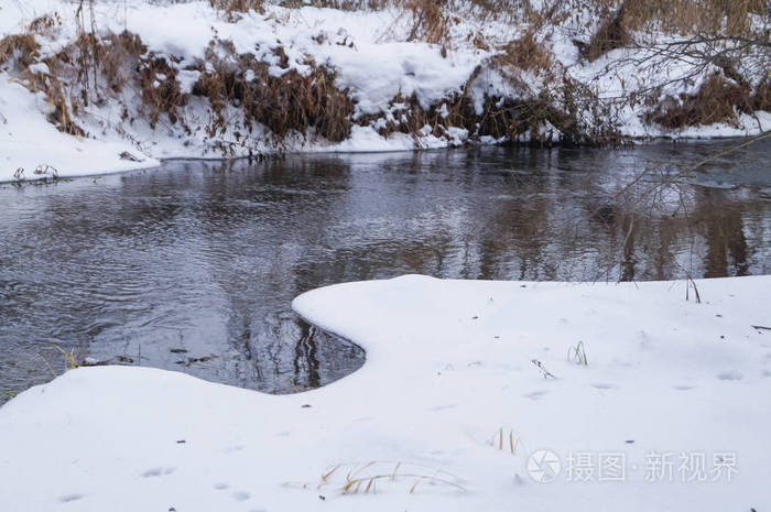 春天冰融化在河上