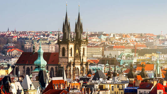 Tyn 教会在布拉格，捷克共和国在阳光明媚的日子特写