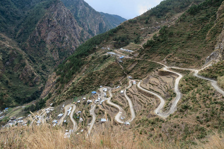 曲折的道路，在山坡上