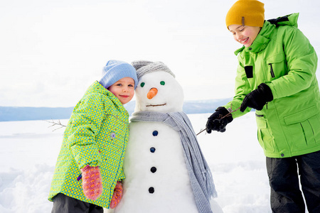 孩子们正在堆雪人