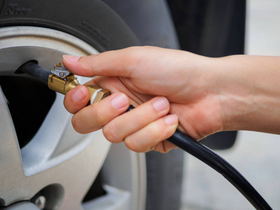 检查空气压力和灌装空气在轮胎中的驱动程序关闭