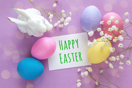 复活节装饰与消息复活节快乐，鸡蛋 兔子和 wh