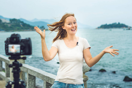 一个年轻女人博主由海带领她在镜头前的视频博客。博主概念