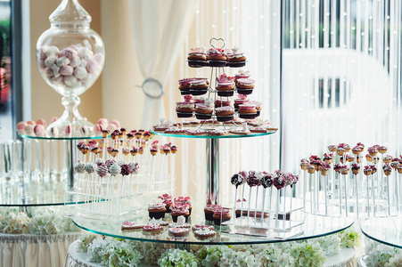 可爱的糖块，用各种糖果和蛋糕。婚礼 candybar