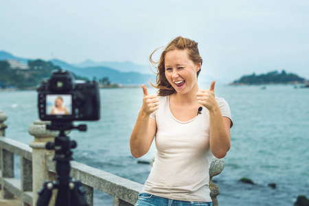 一个年轻女人博主由海带领她在镜头前的视频博客。博主概念