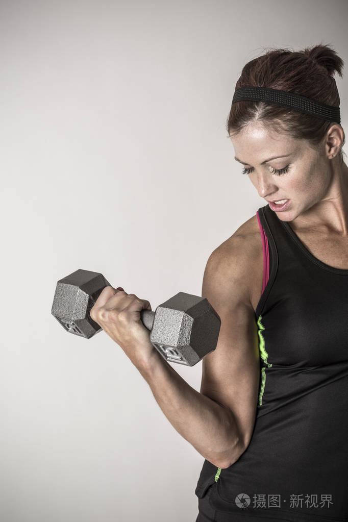 强肌美女在室内健身房举重哑铃自由.