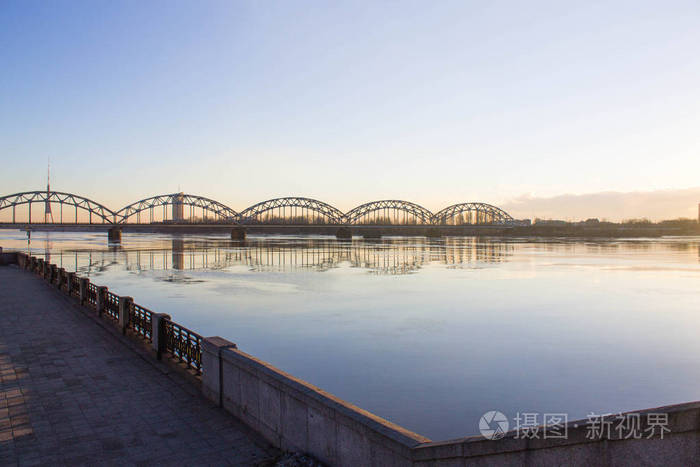 日落光桥和里加河