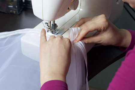一个女人在缝纫机上工作
