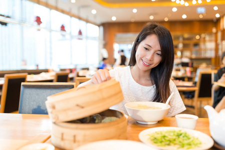 妇女在中餐馆享用美食