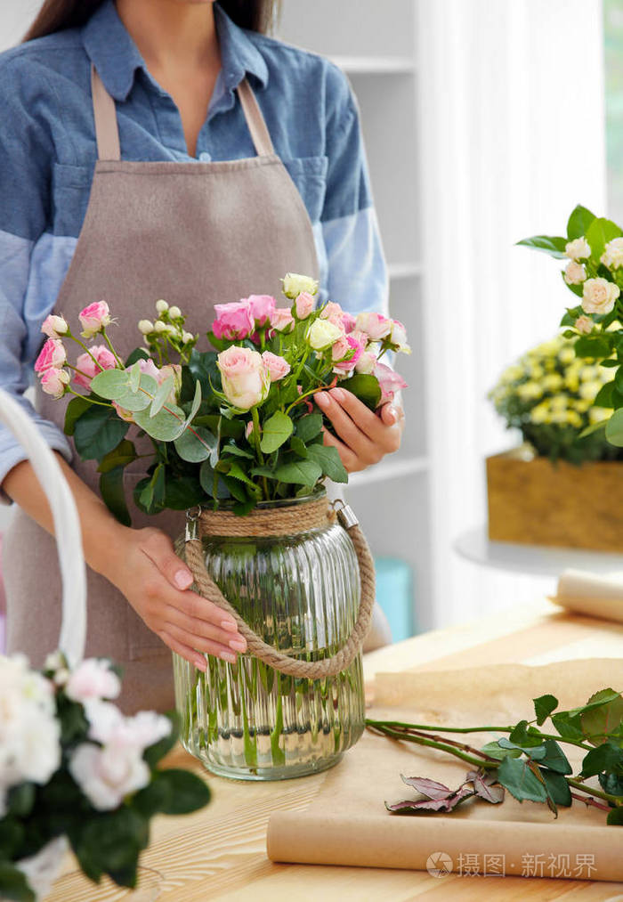 在工作场所的年轻花店