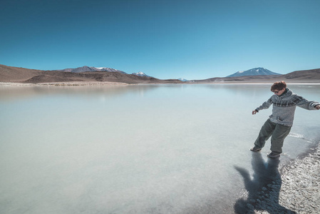 走在拉古娜 Canapa旁边在玻利维亚的安第斯山脉的旅游