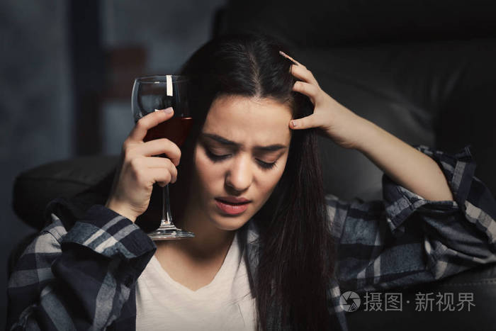 一个人喝闷酒图片