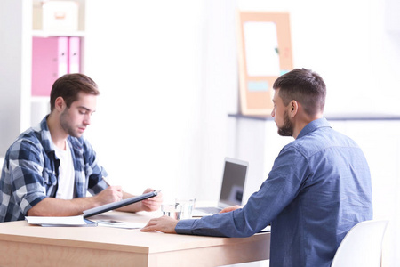 面试官男性图片