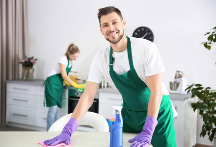 年轻男性工作者的清洁服务