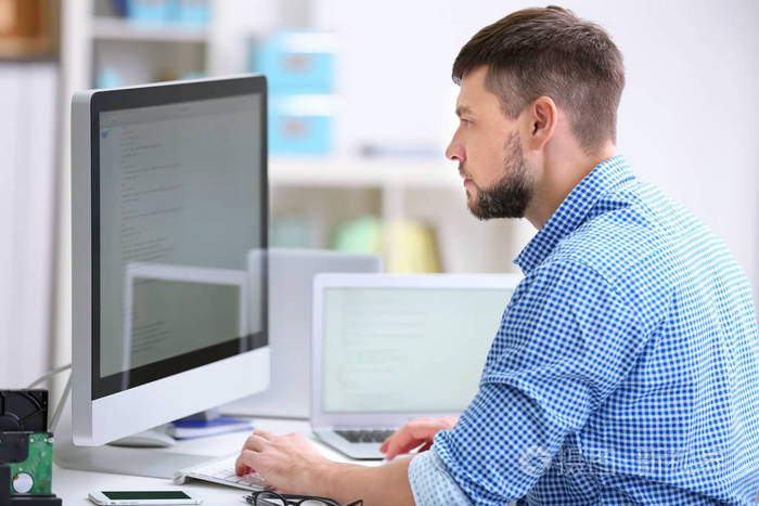 英俊的年轻程序员的工作