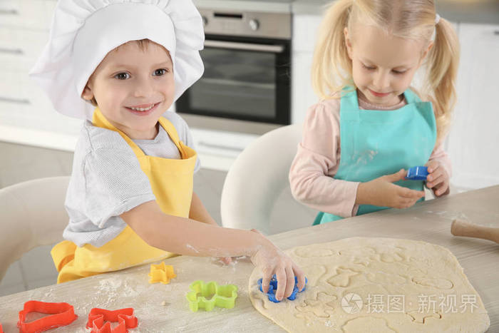 小孩子在餐桌上做饼干照片-正版商用图片0xybrx-摄图新视界
