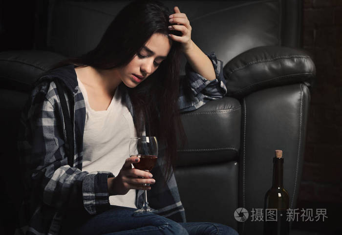 郁闷的年轻女人喝酒