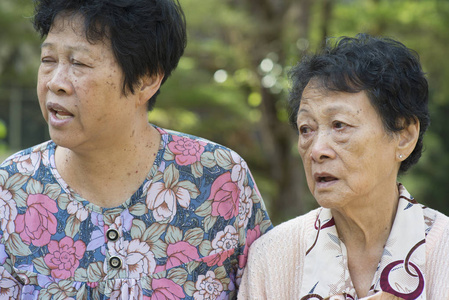 亚洲老年妇女闲聊户外图片