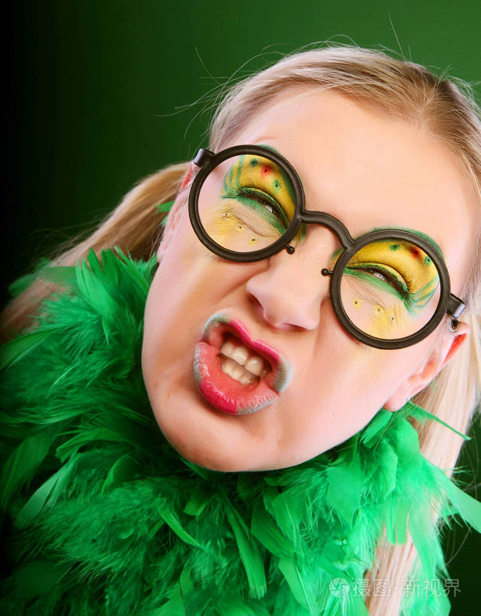 在绿色背景的疯女人