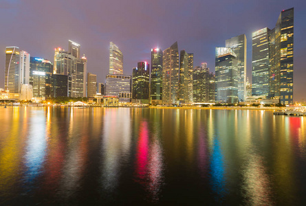 新加坡中央商务市中心明亮的夜晚观海景