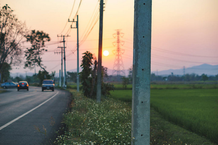 在农村公路的日落