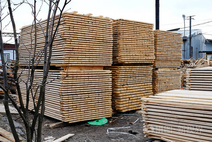 堆放在仓库里的木板