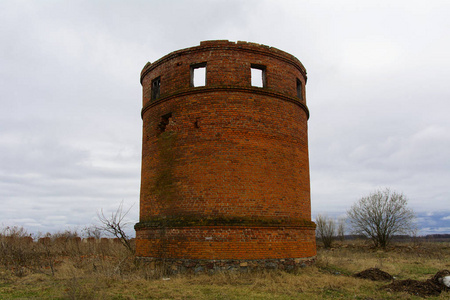 那座被毁的旧水塔独自站在地里图片