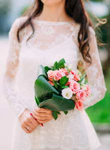 婚礼花束的粉红玫瑰新娘手中。婚礼在蒙特
