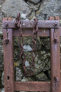 木框架上生锈的金属链