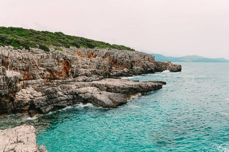 在黑山海边的岩石。岩石的海岸。野生的海滩。Dangero