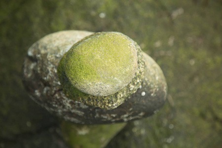 顶部视图平衡的石头高角度的看法