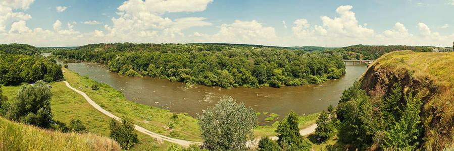 美丽的夏天景观与河南 Bug 和蔚蓝的天空中文尼察，乌克兰。平静的夏天天河畔，阳光明朗的形象。河上的树木和 sky.river 