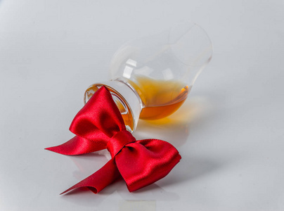 单一麦芽威士忌玻璃与红色弓在白色背景