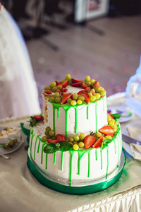 绿色风格婚礼蛋糕水果顶上