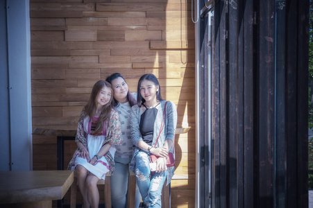 咖啡店里的三个亚洲女人的画像