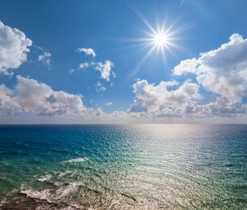 炎热的夏天翡翠海景