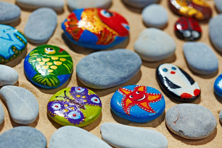 海假画的圆圆的石头, 孩子们制作的纪念品