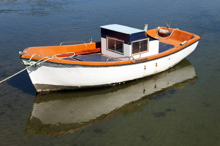 在 Ramallosa，Nigran，庞特维德拉的沼泽地里的老船