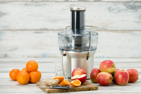 现代电动榨汁机和各种水果厨房计数器 健康的生活方式的概念
