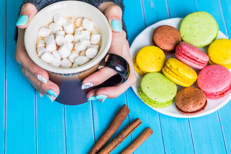 静物与杯茶和甜点照片