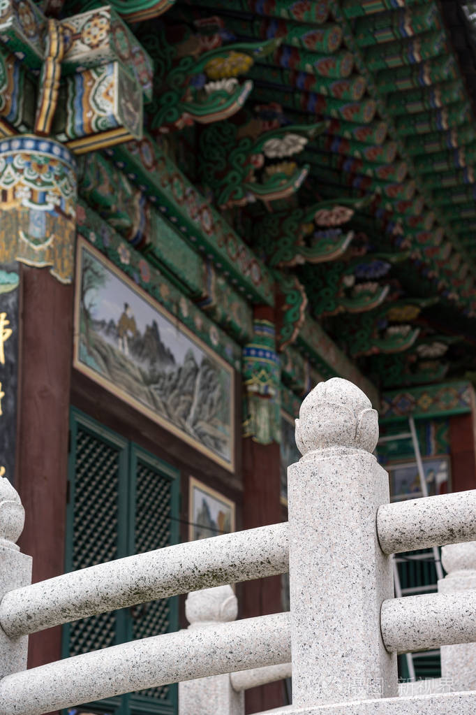 韩国首尔传统五颜六色的韩国屋顶或寺庙的垂直视图. 选择性聚焦.