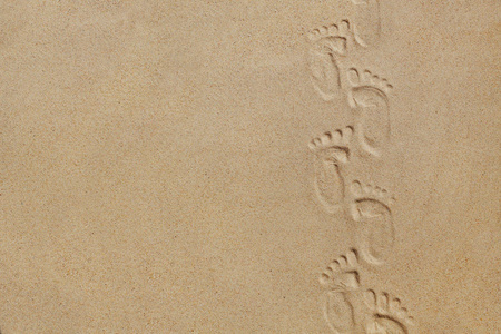 可爱的小宝贝脚步在沙地上海滩空间用于文本或设计