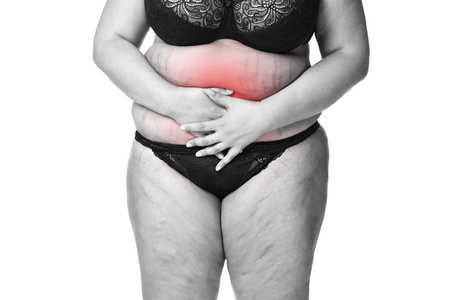 月经疼痛，子宫内膜异位症或膀胱炎，胃疼，在白色背景上孤立的超重女性身体的胖女人