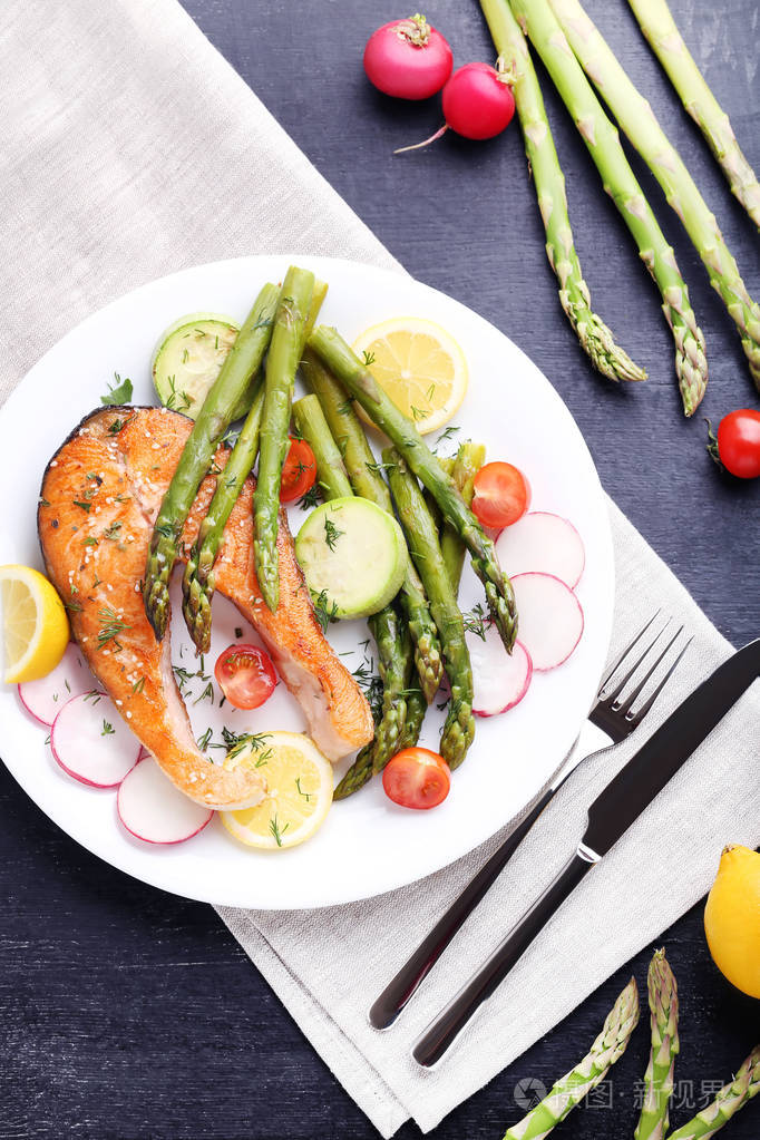 三文鱼配芦笋的牛排