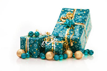礼品盒和圣诞球，白色隔离