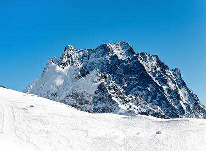 晴天雪山