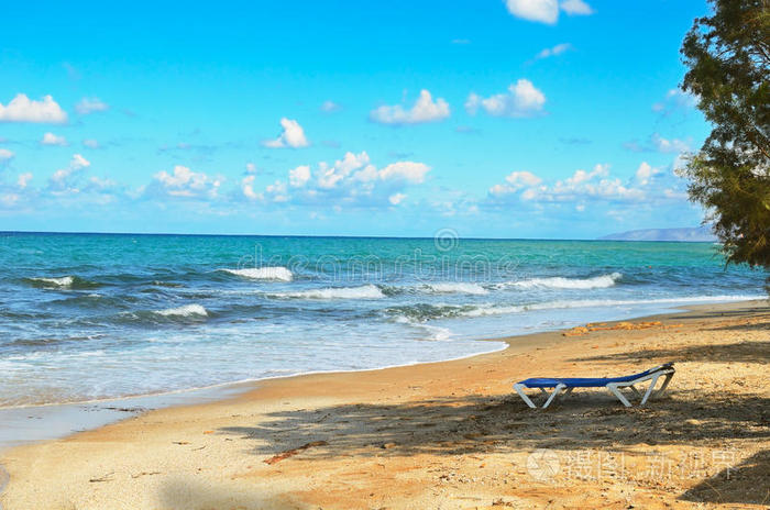 下载小样发票合同问题/举报海滩沙滩椅和帽子木制沙滩椅雨伞和沙滩床